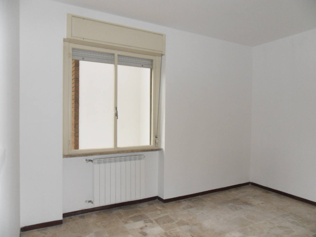 3 LOCALI CLASSICO AMPIO IN CONDOMINIO NON ARREDATO