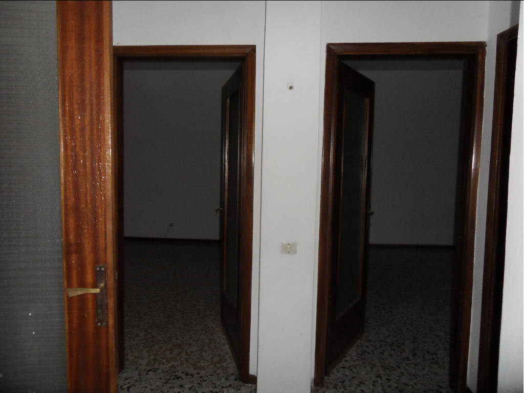 3 LOCALI SOGGIORNO, 2 CAMERE, BOX NON ARREDATO