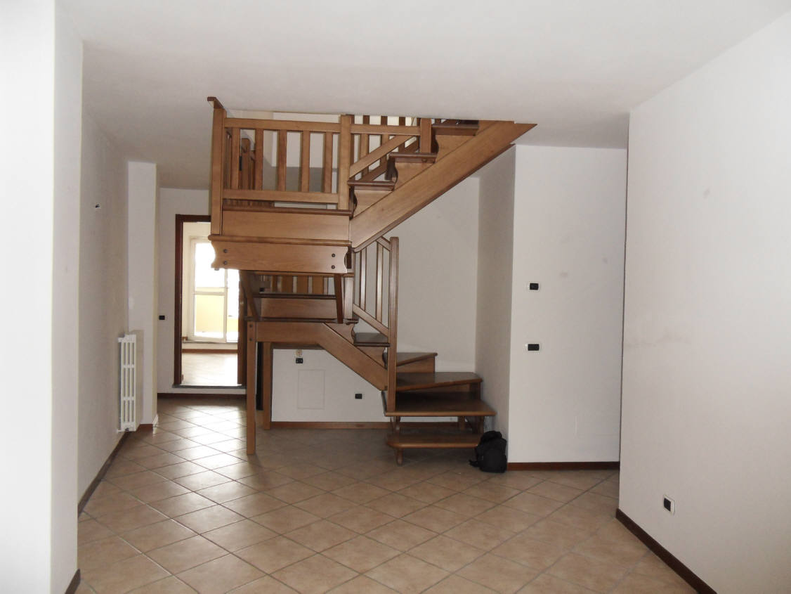 3 LOCALI SU DUE LIVELLI 100MQ+TERRAZZO BOX DOPPIO