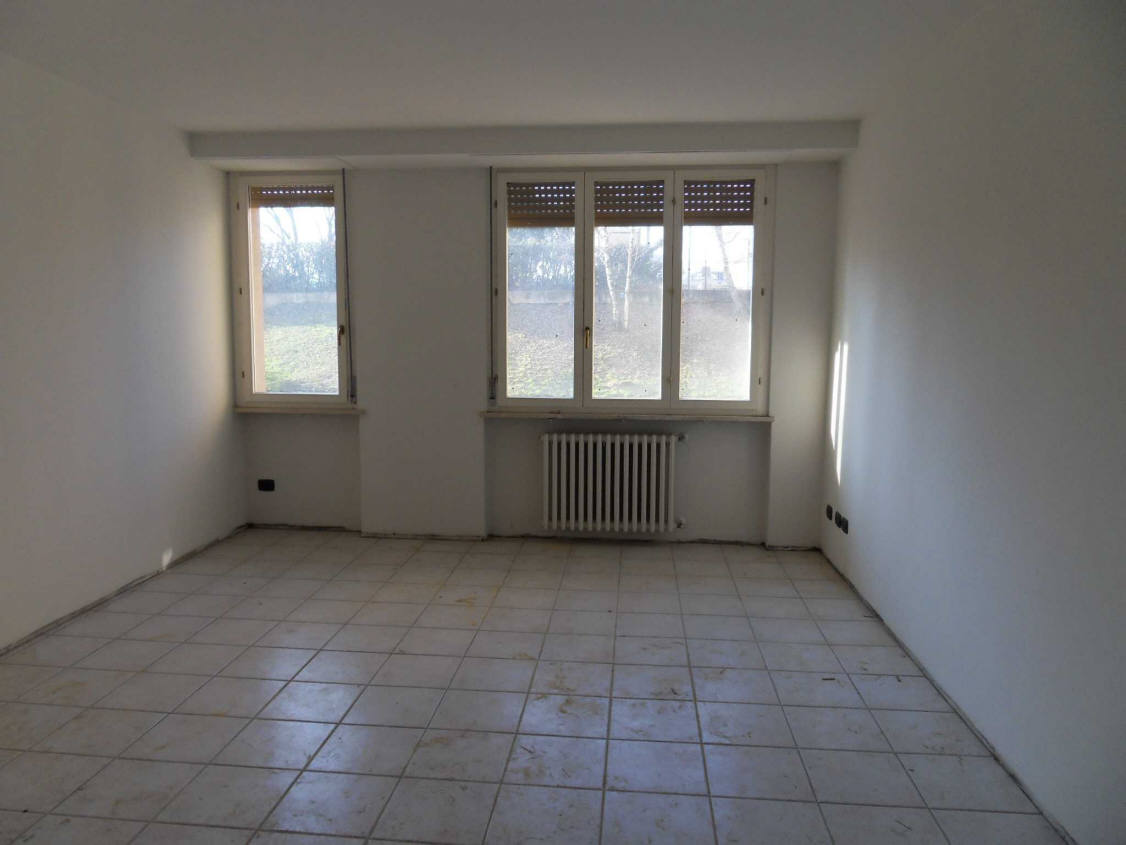 MARIANO COMENSE (COMO) : 4 LOCALI di 125mq.