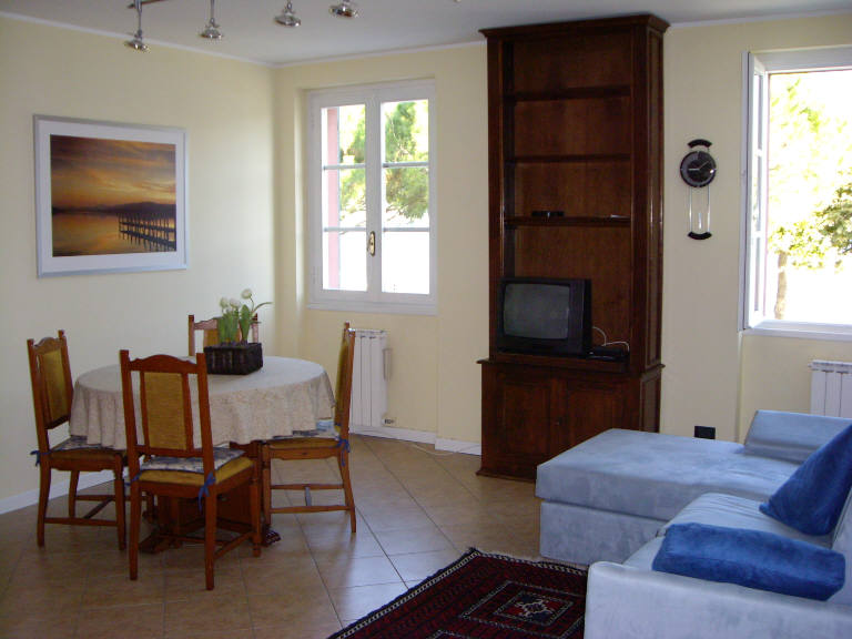 Colico (CO) Trilocale in centro paese, sul lungolago, ristrutturato, arredato, vista lago