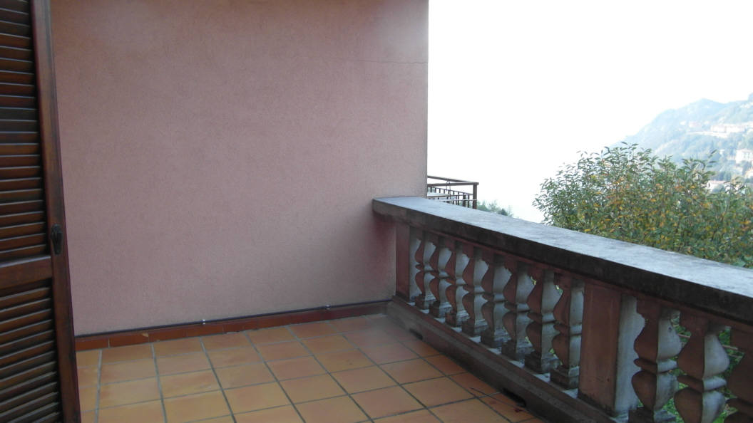 VARENNA / PERLEDO (LC) : Monolocale ristrutturato semiarredato con vista lago, ampia terrazza e posto auto interno