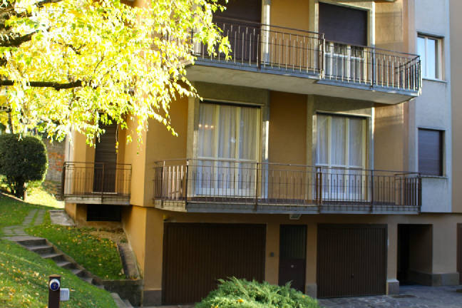 COMO : Signorile appartamento in zona residenziale e centrale di 5 locali, box, cantina, Giardino condominiale.