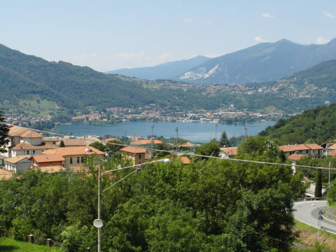 Doppio click per dettaglio immobile Caloziocorte (LC) : Villa trifamigliare di testa con vista lago, 500 mq. di giardino