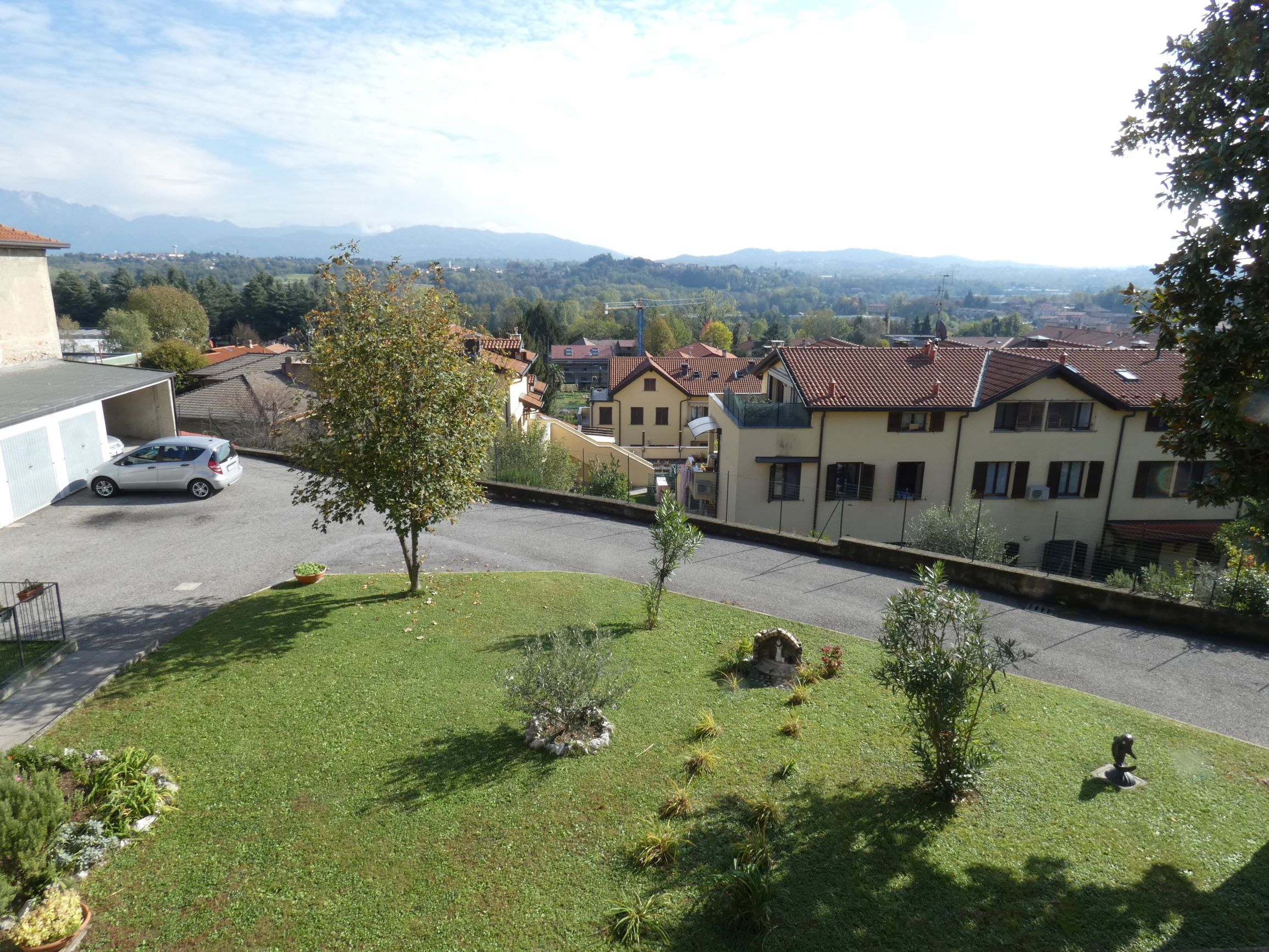 Lambrugo (Co) :Appartamento trilocale su 2 livelli con vista panoramica, 2 bagni