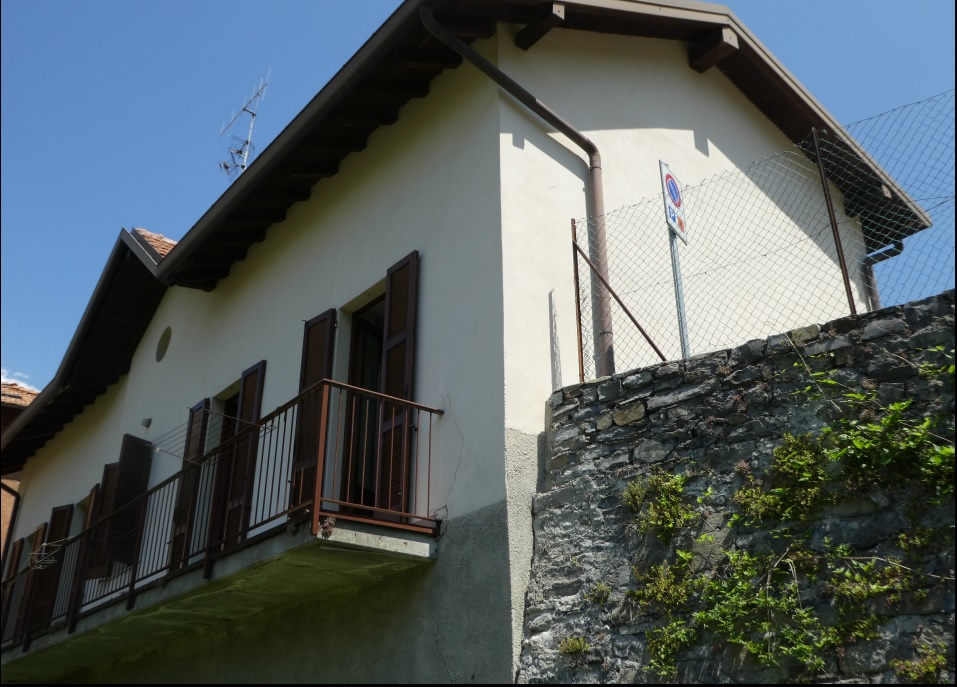 Perledo (LC) : Casa indipendente con giardino, vista lago