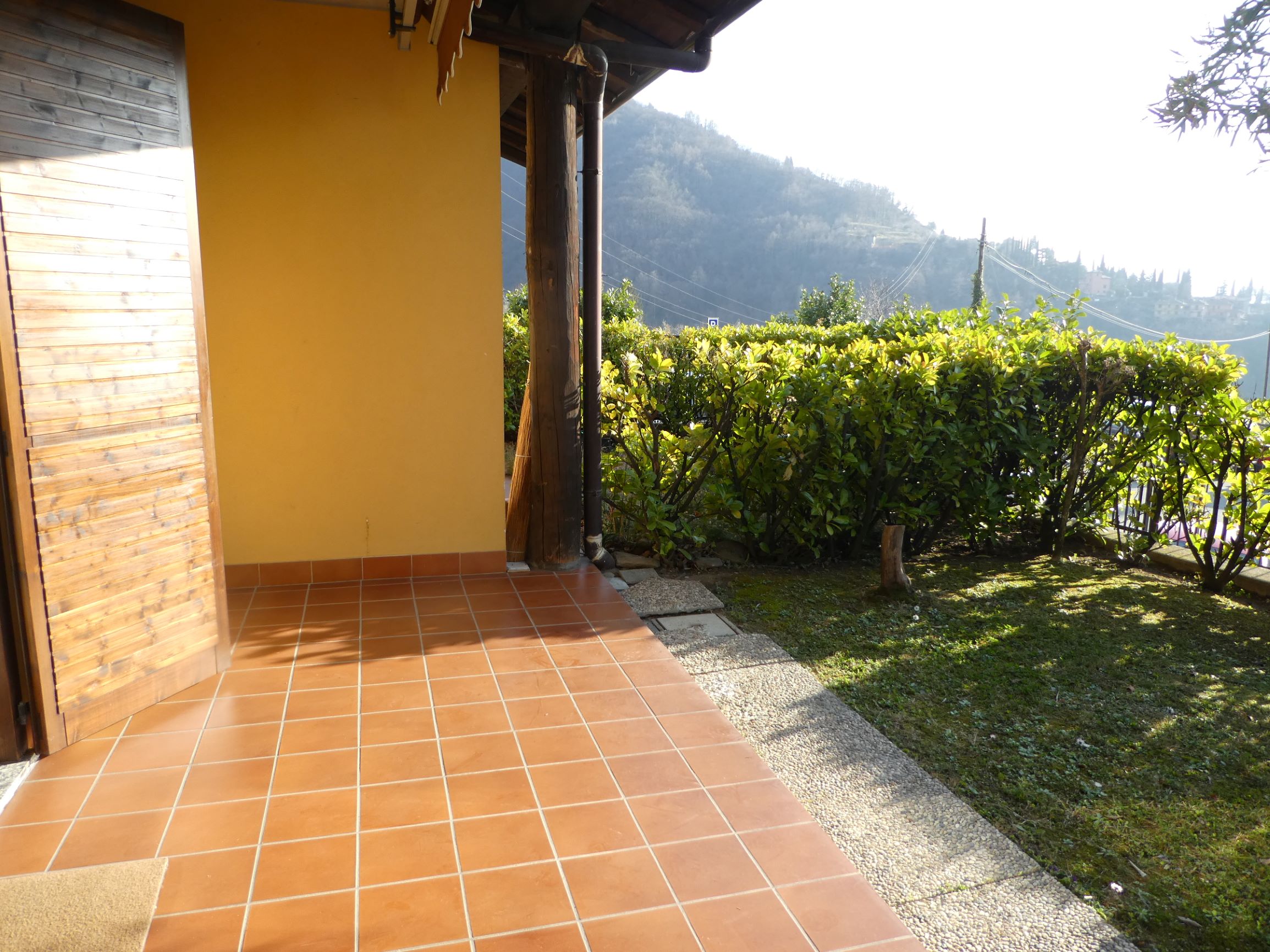 Perledo (LC) : Bilocale con giardino, box, cantina