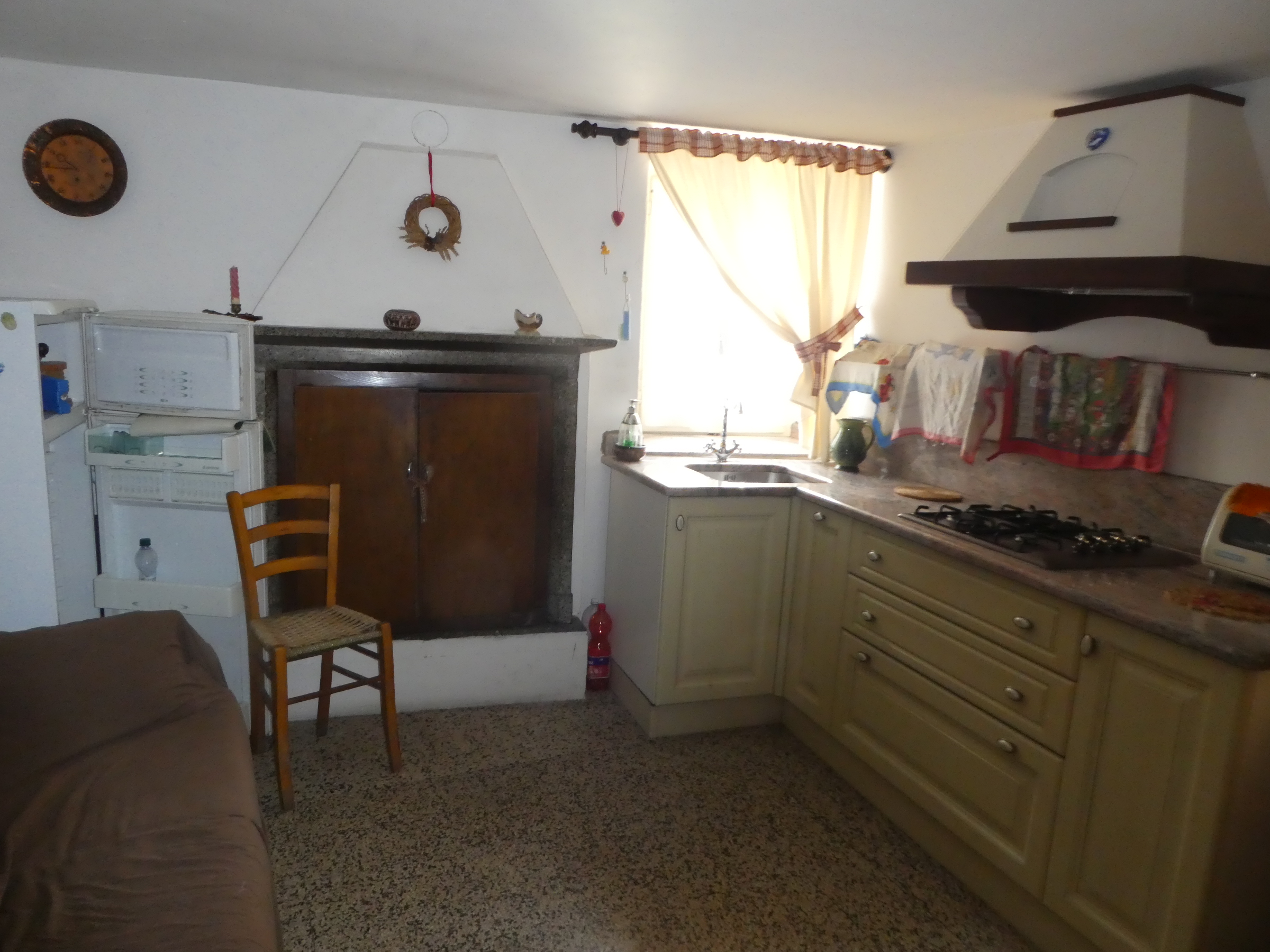 Dervio (LC) : Casa indipendente libera su tre lati, 3 piani + cantina