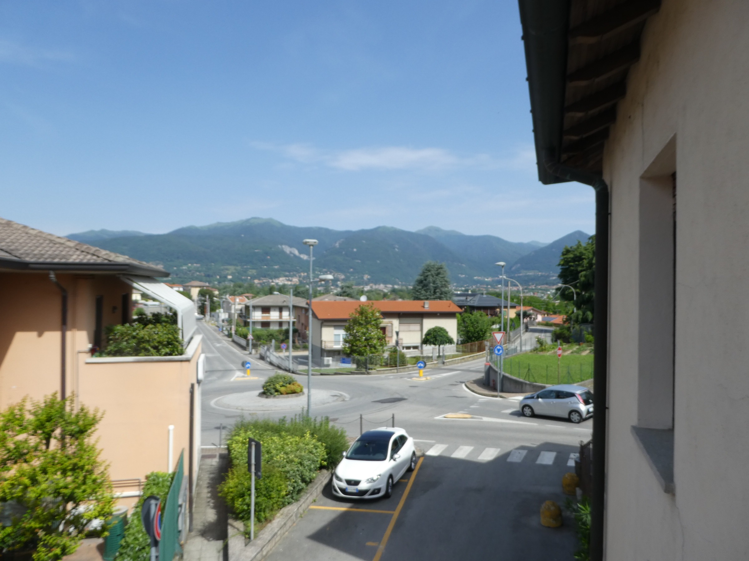 Merone (CO) : In cento paese, appartamento quadrilocale di ampia metratura.