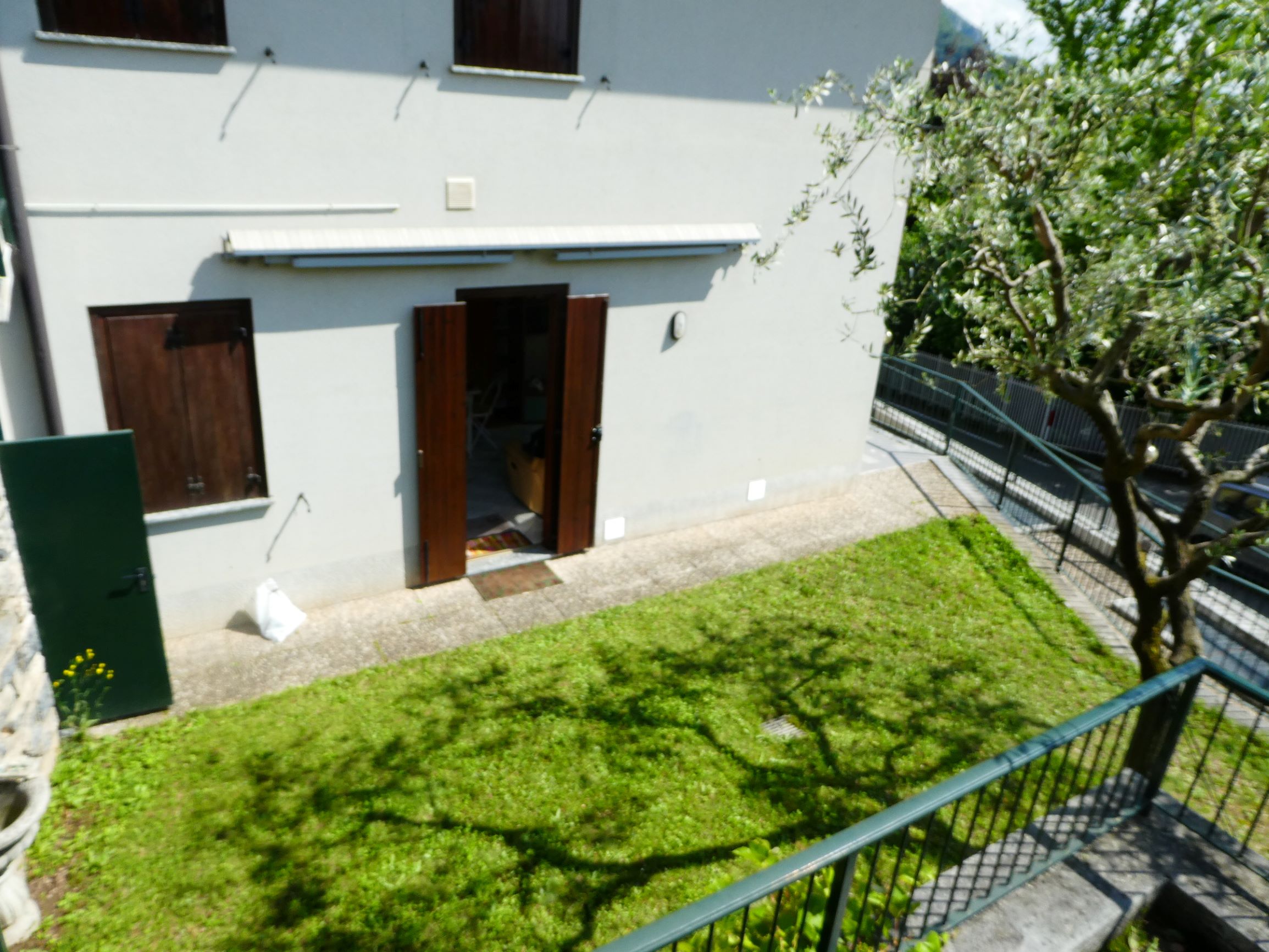 Perledo (LC) : Trilocale arredato con giardino e box.