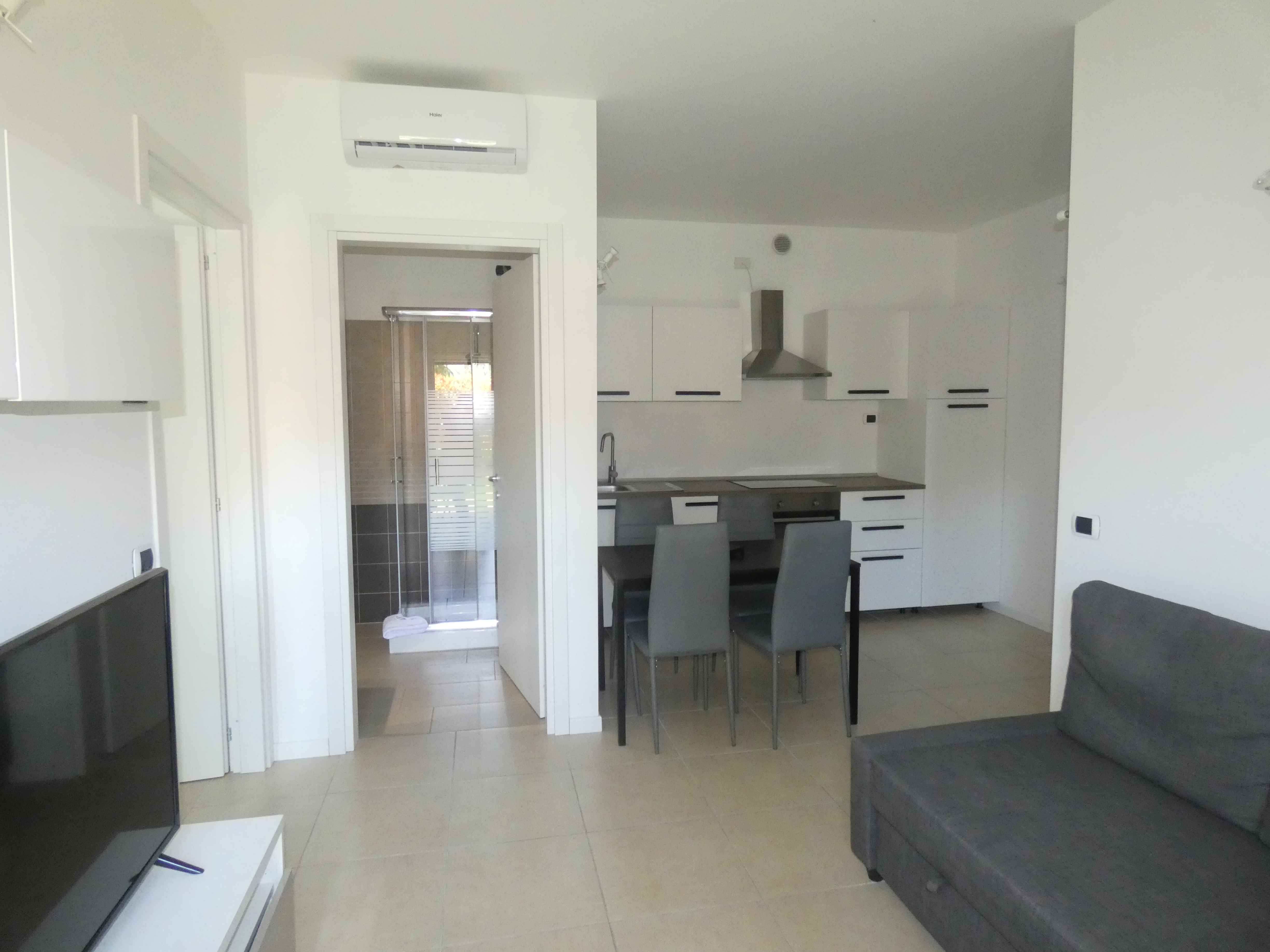 Domaso (CO) : Appartamento arredato, con giardino e ampio garage in residence con piscina
