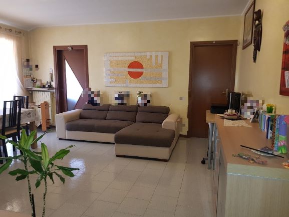 Lambrugo (Co) Trilocale di ampia metratura con cucina abitabile, box, posto auto, cantina