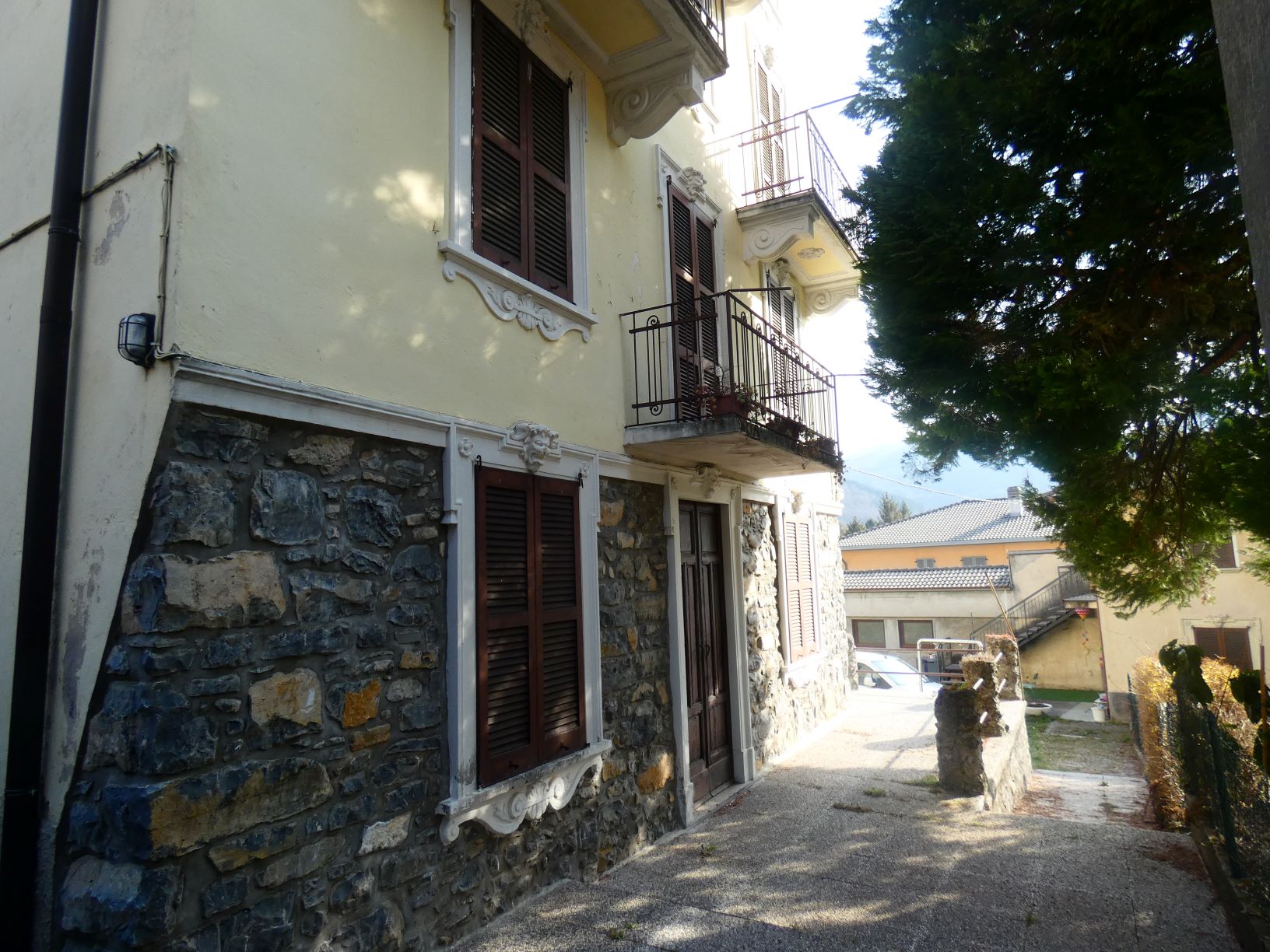 Esino Lario (LC) : Casa indipendente su 3 livelli + locali al piano seminterrato