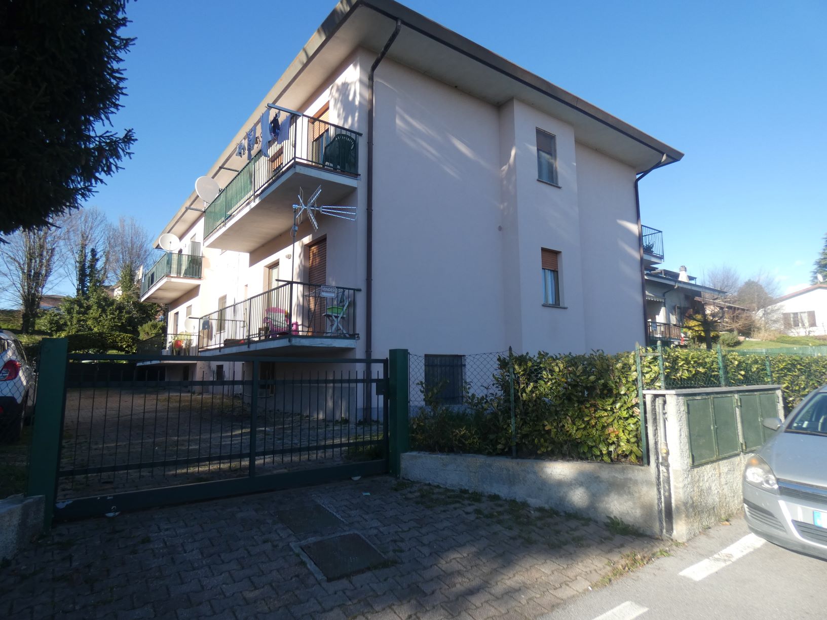 Merone (Co) : Quadrilocale con box. cantina, locale multiuso