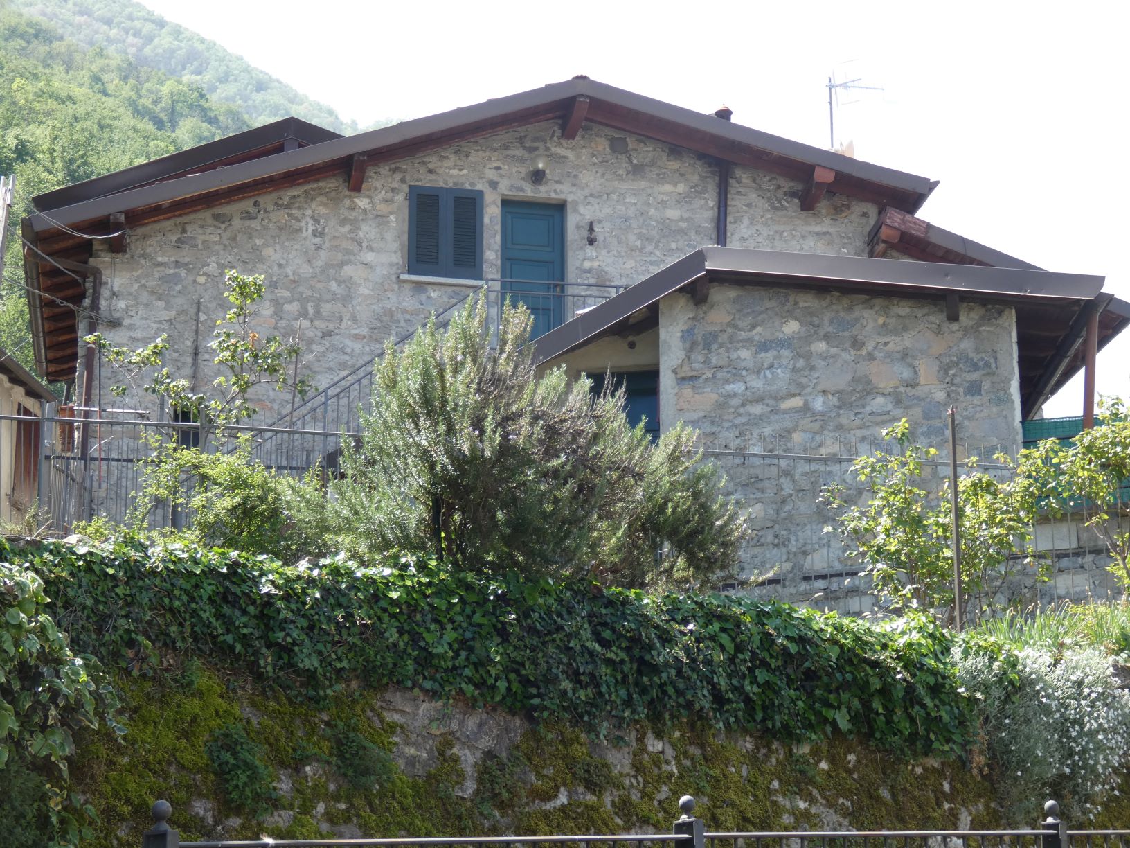 Lezzeno (Co) : Porzione di casa con vista lago con quattro appartamenti indipendenti