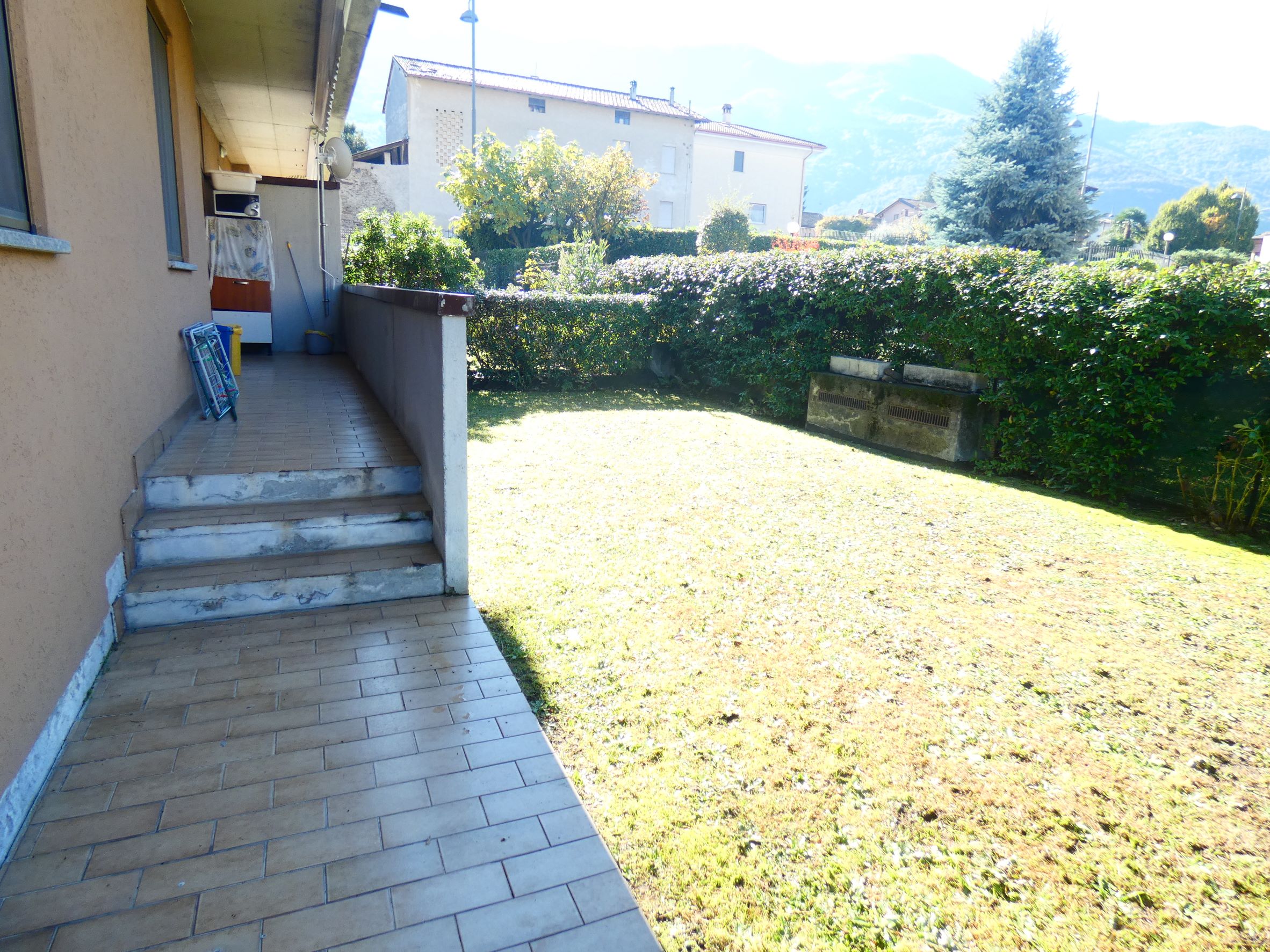 Colico (LC) (Piano). Trilocale in posizione soleggiata con giardino, box