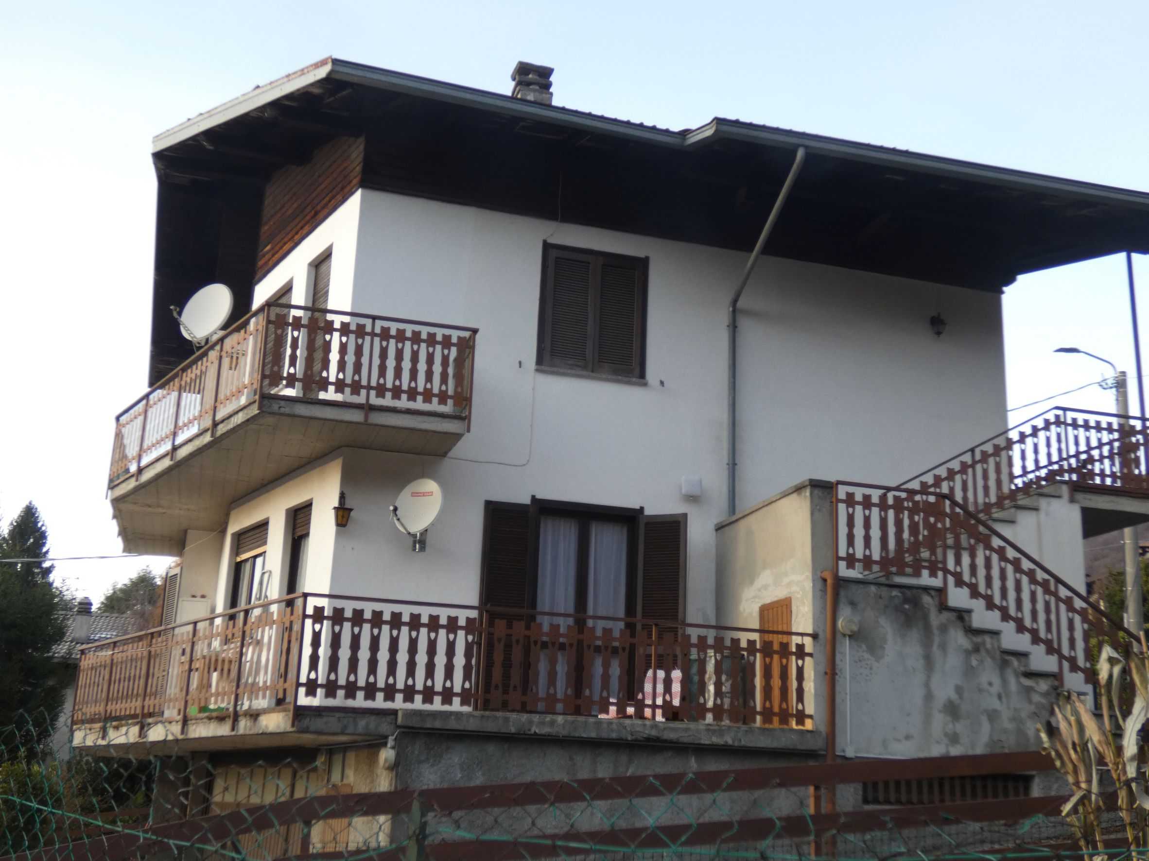 Esino Lario (LC) Villa con giardino, 3 livelli con due appartamenti indipendenti