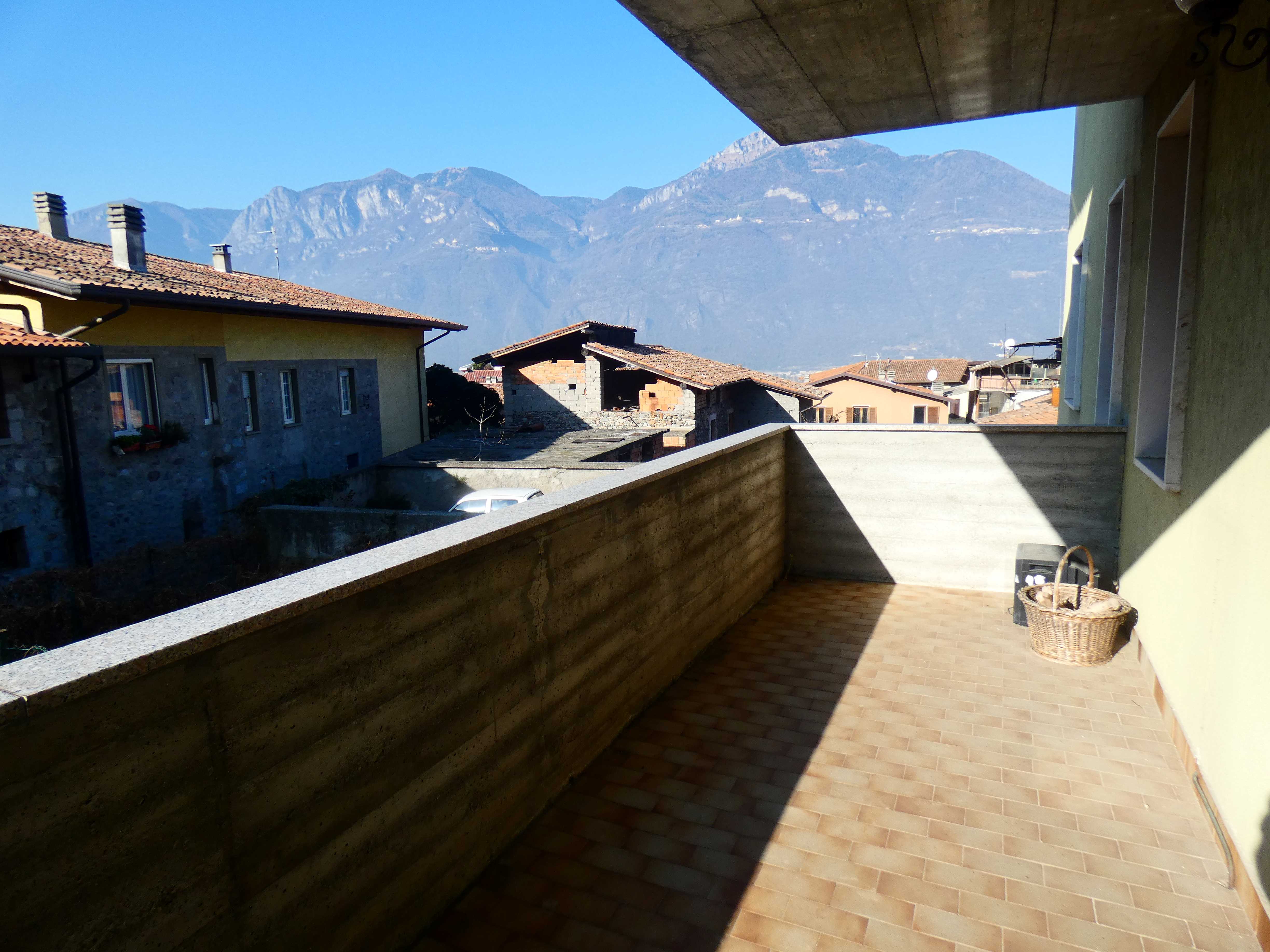 Artogne (BS): In centro paese, Trilocale arrdato con box, terrazza, orto