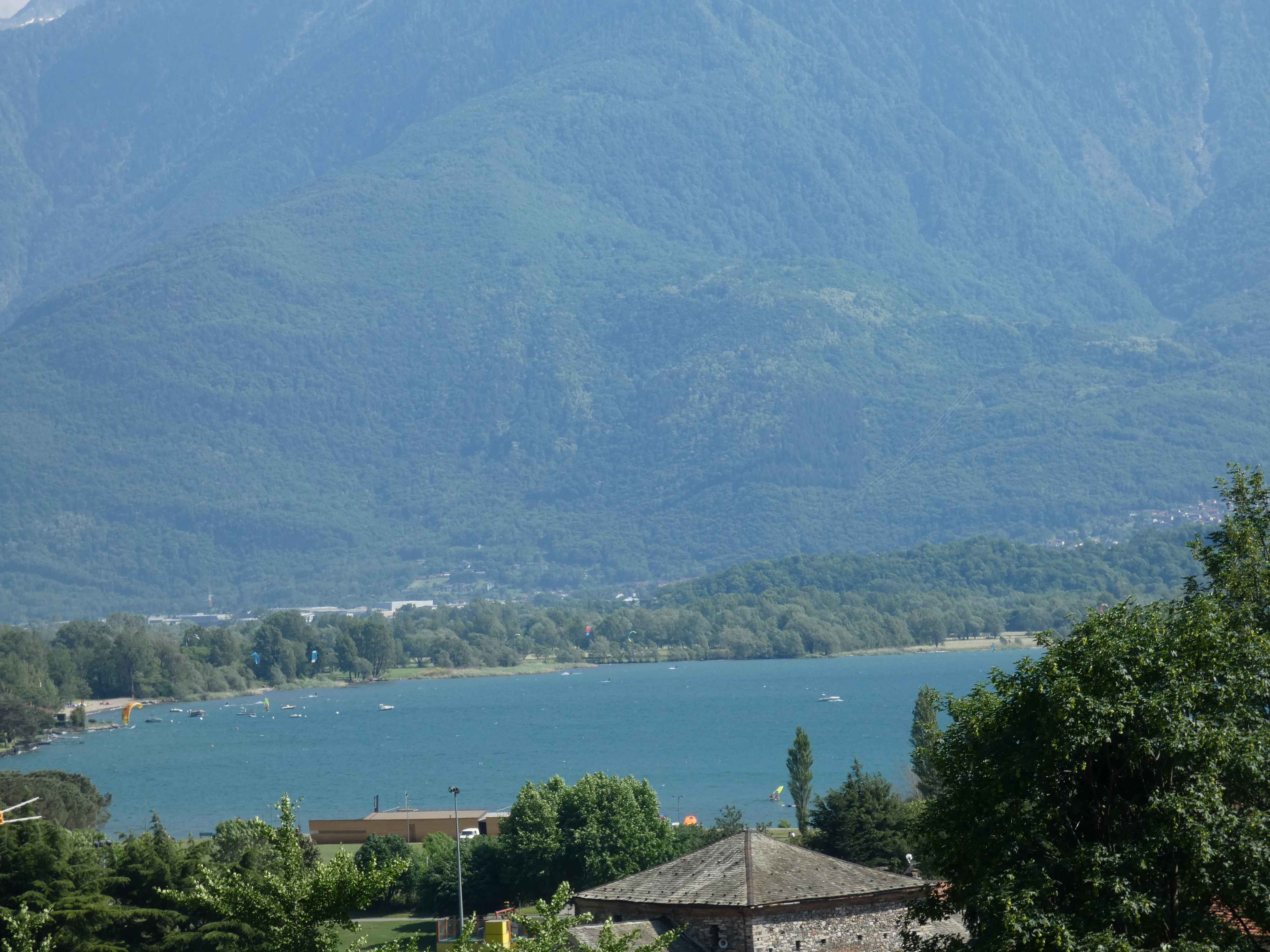 Gera Lario (Co). Lago di Como. Appartamento con meravigliosa vista lago, box, giardino