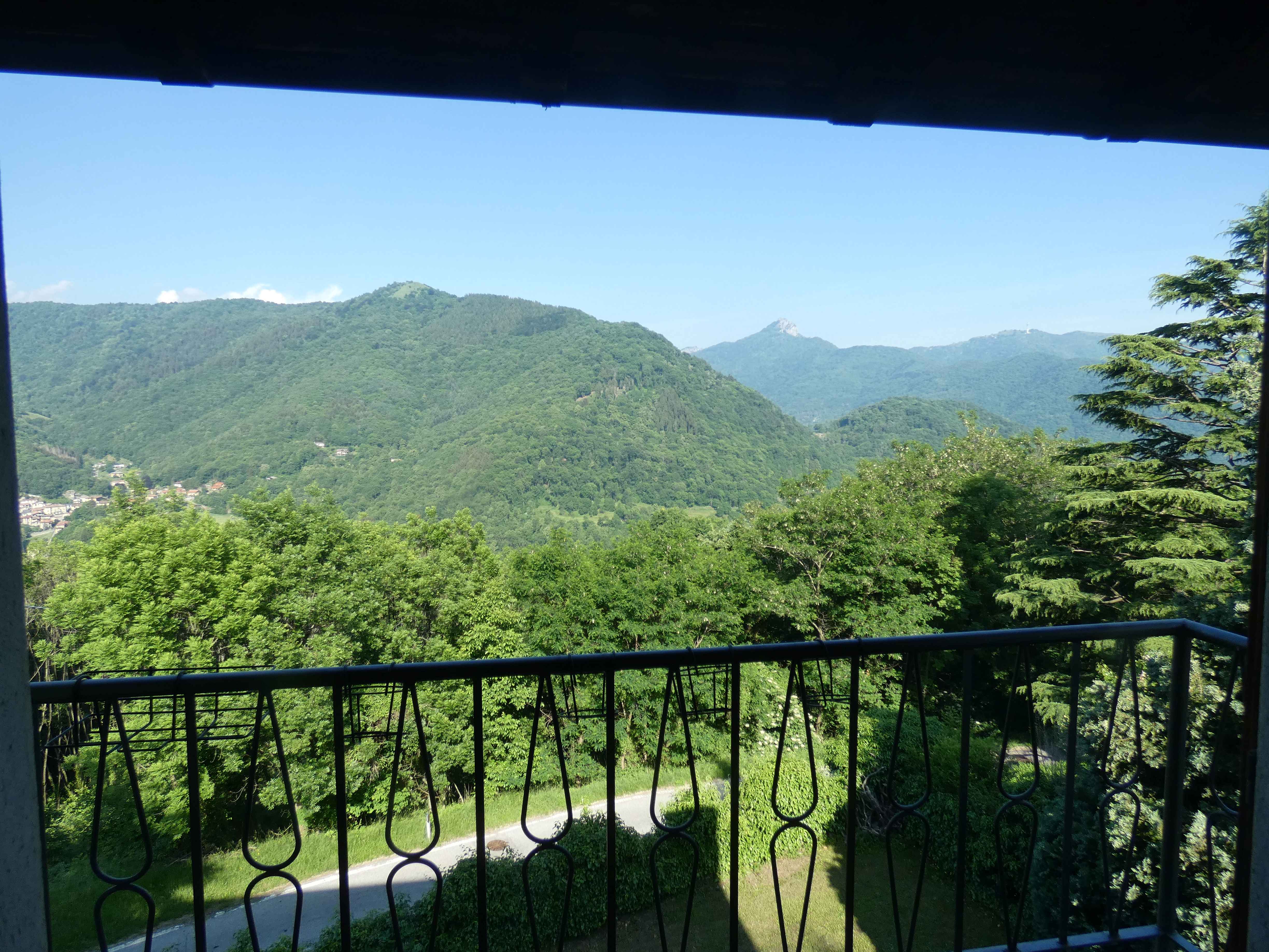 Asso (Co) : Casa indipendente con vista panoramica, 3 livelli, giardino di 700mt, box