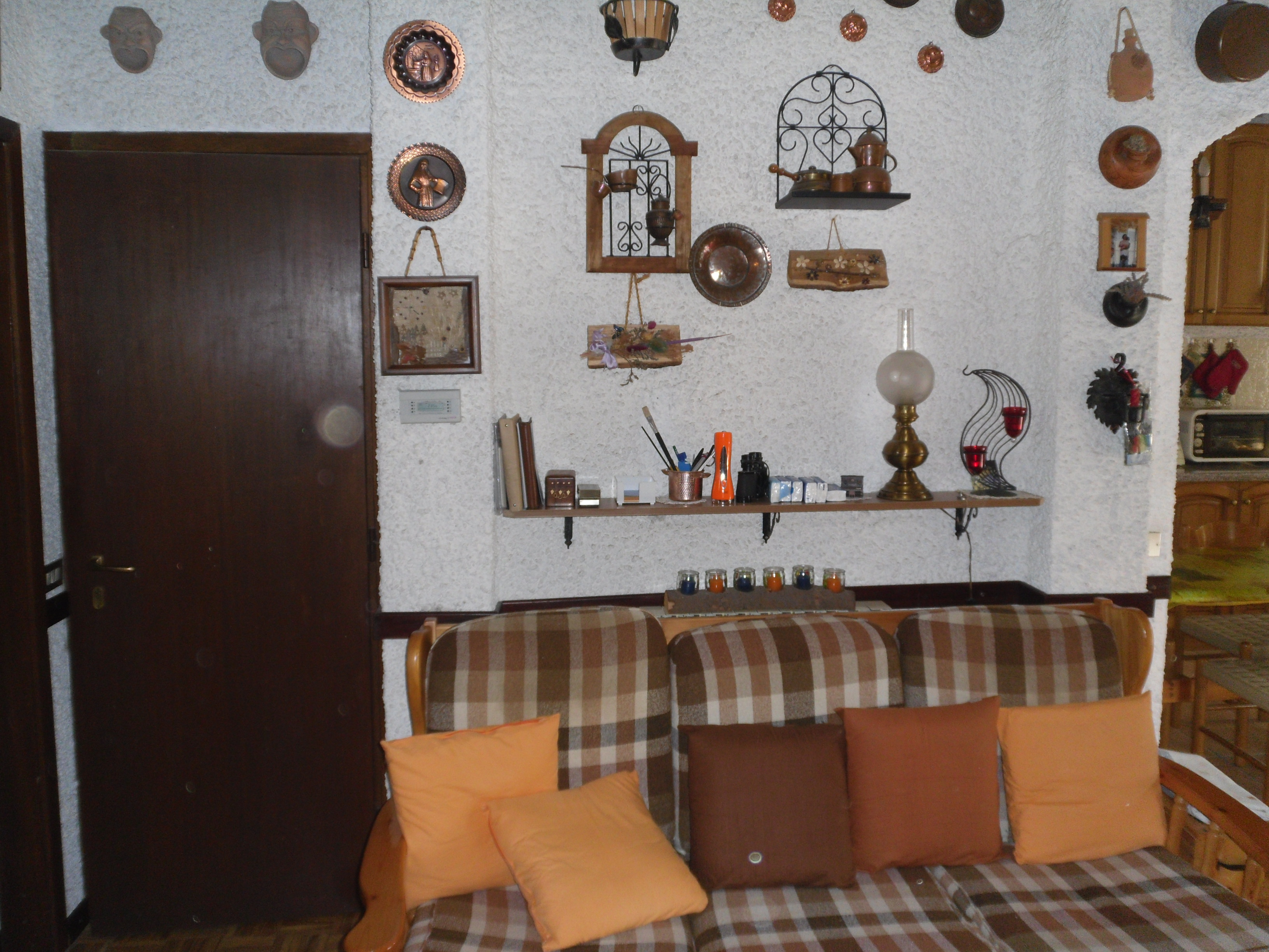 Cremeno (LC) : Villetta con giardino fronte retro su tre livelli