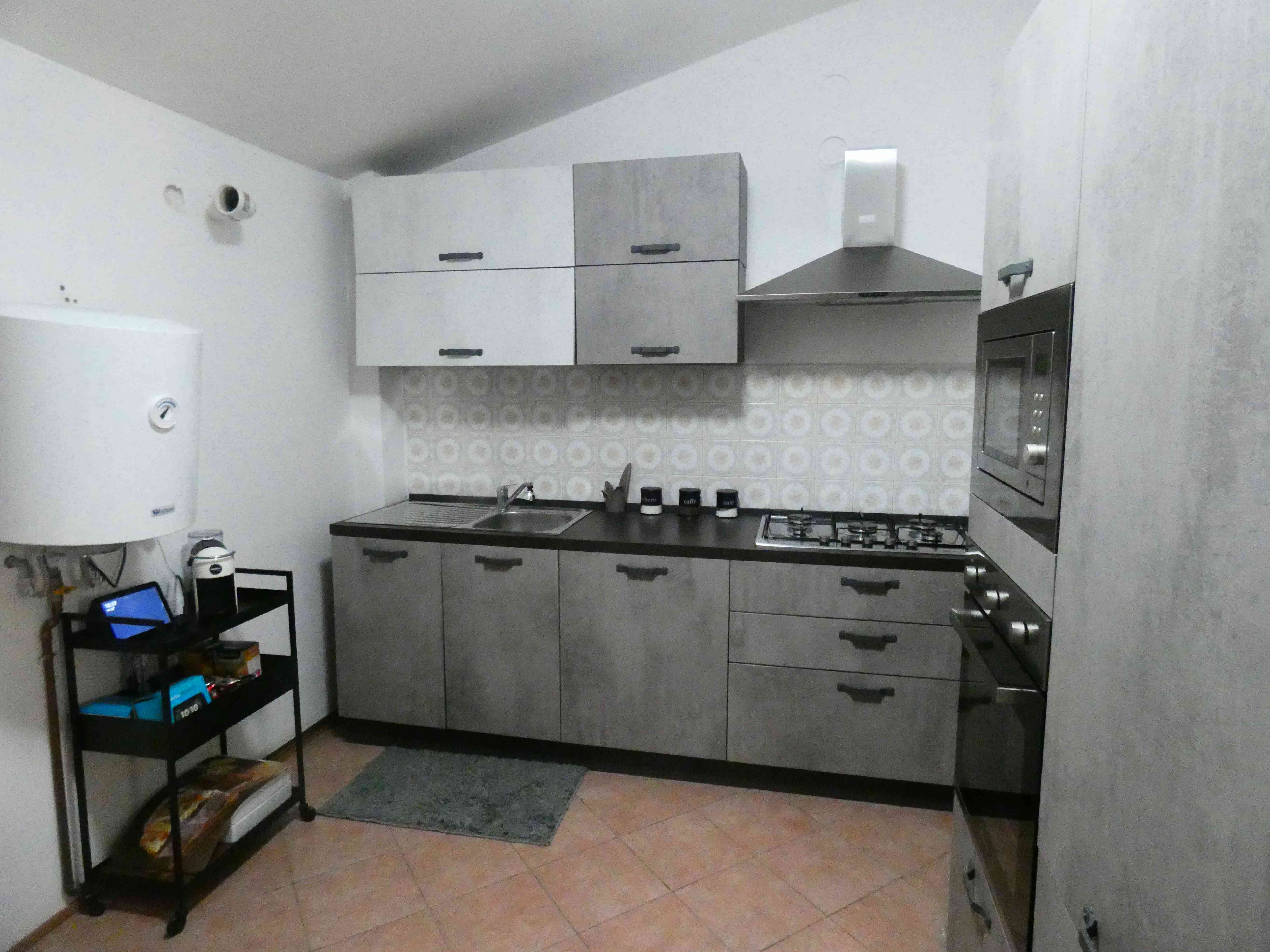 Lambrugo (Co) : In centro paese ampio trilocale arredato con box.