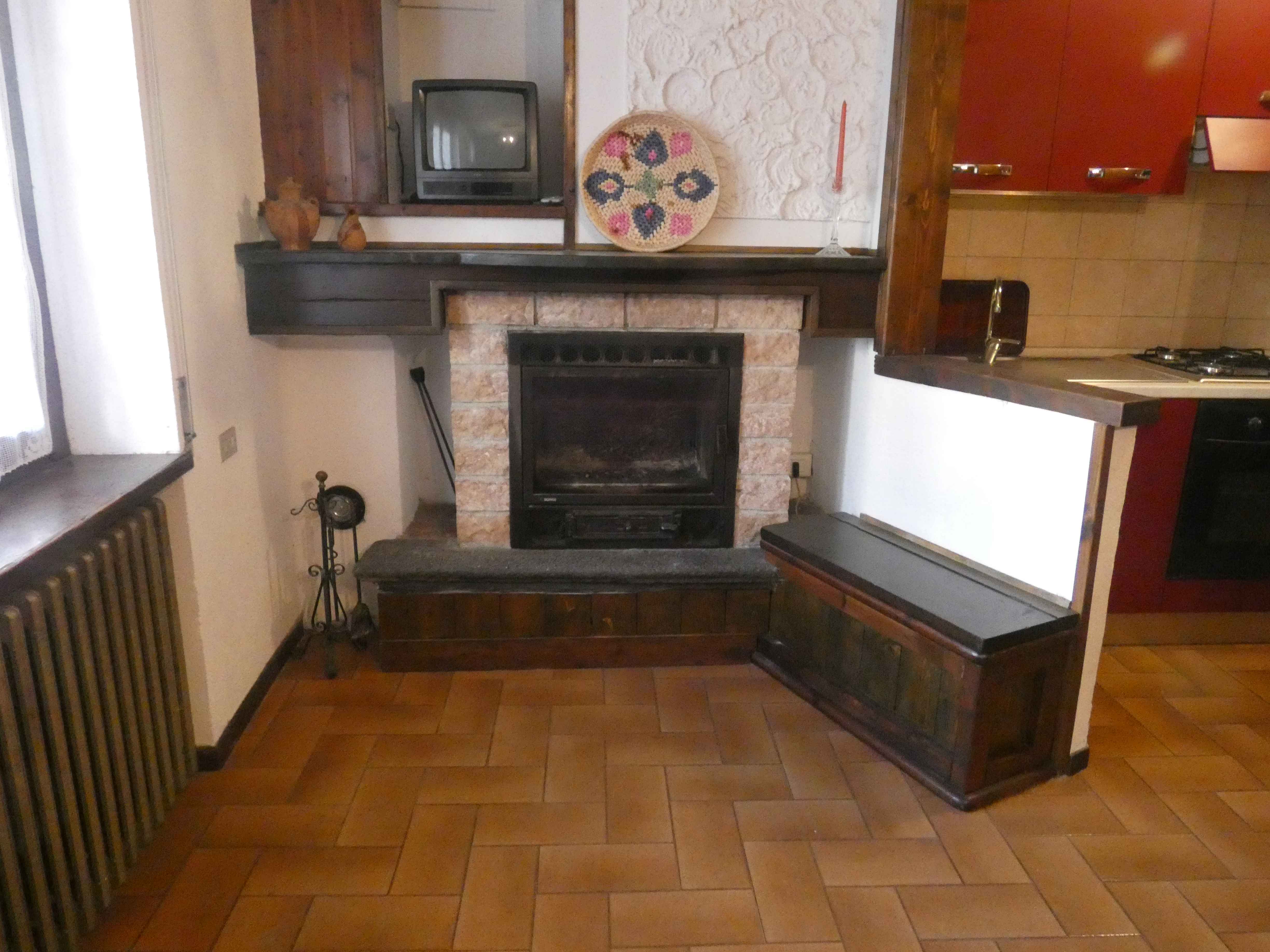 Esino Lario : In centro paese, casa indipendente di 3 livelli + seminterrato