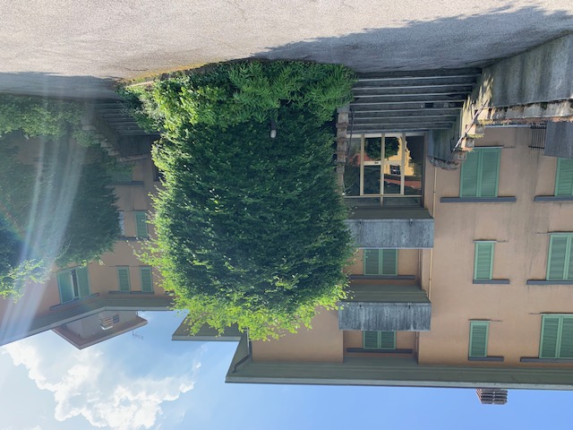 Canzo (Co) in centro ampio quadrilocale con giardino in residenza con campi datennis