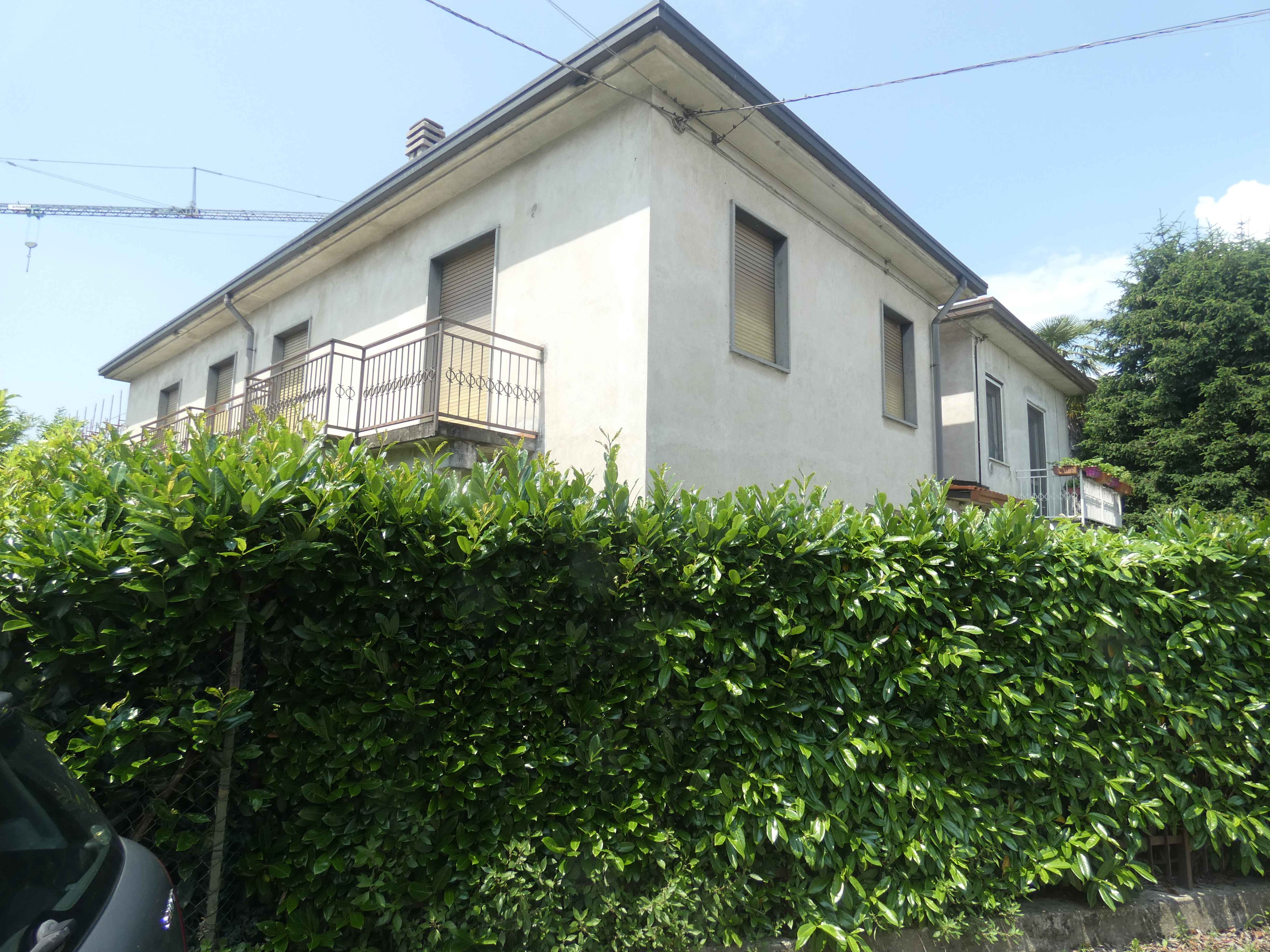 Alzate Brianza (Co) : Casa bifamigliare in zona tranquilla circondata dal verde, su 2 livelli