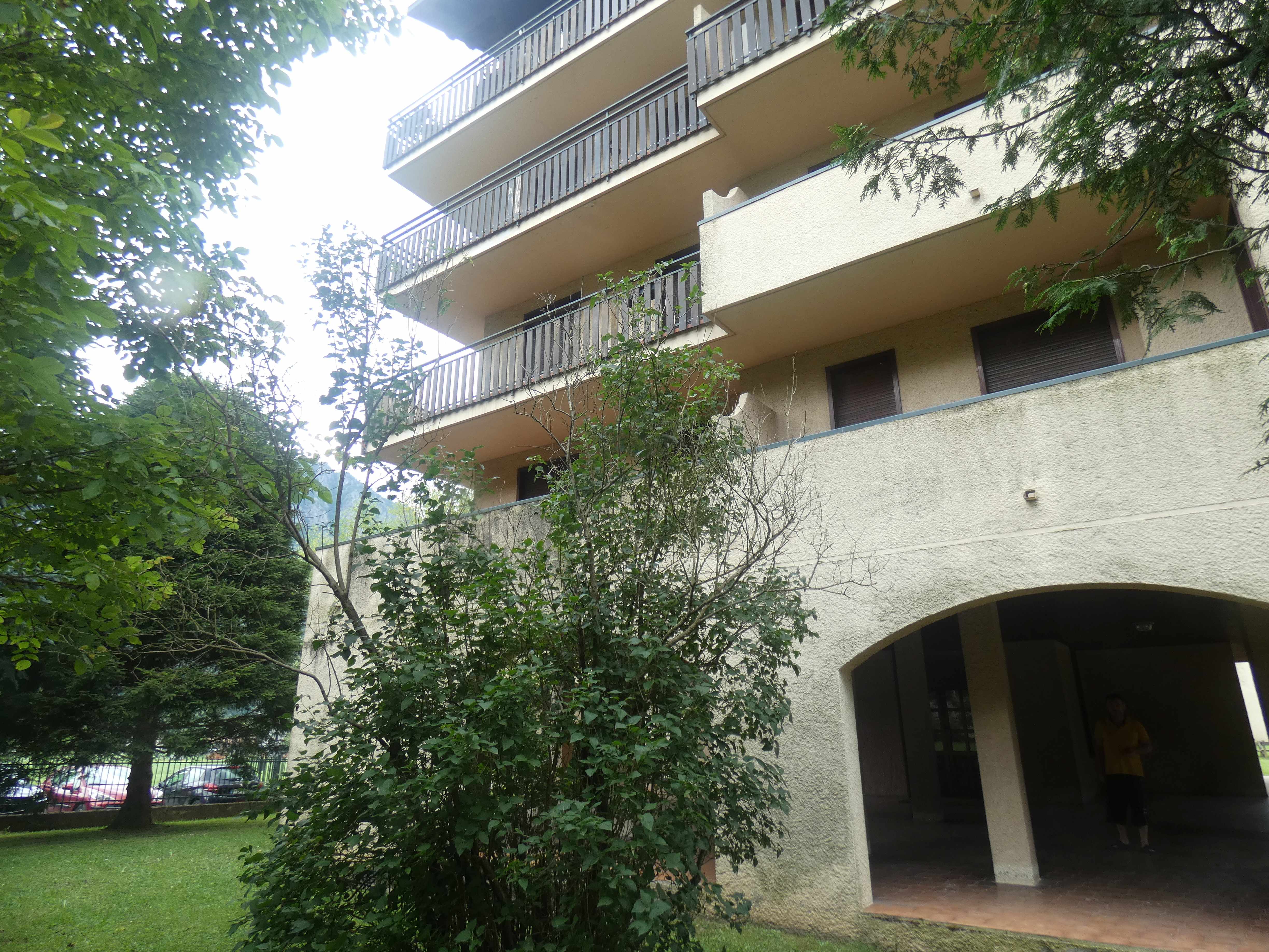 Pasturo (LC) : Trilocale in posizione soleggiata con terrazzo, box e cantina 