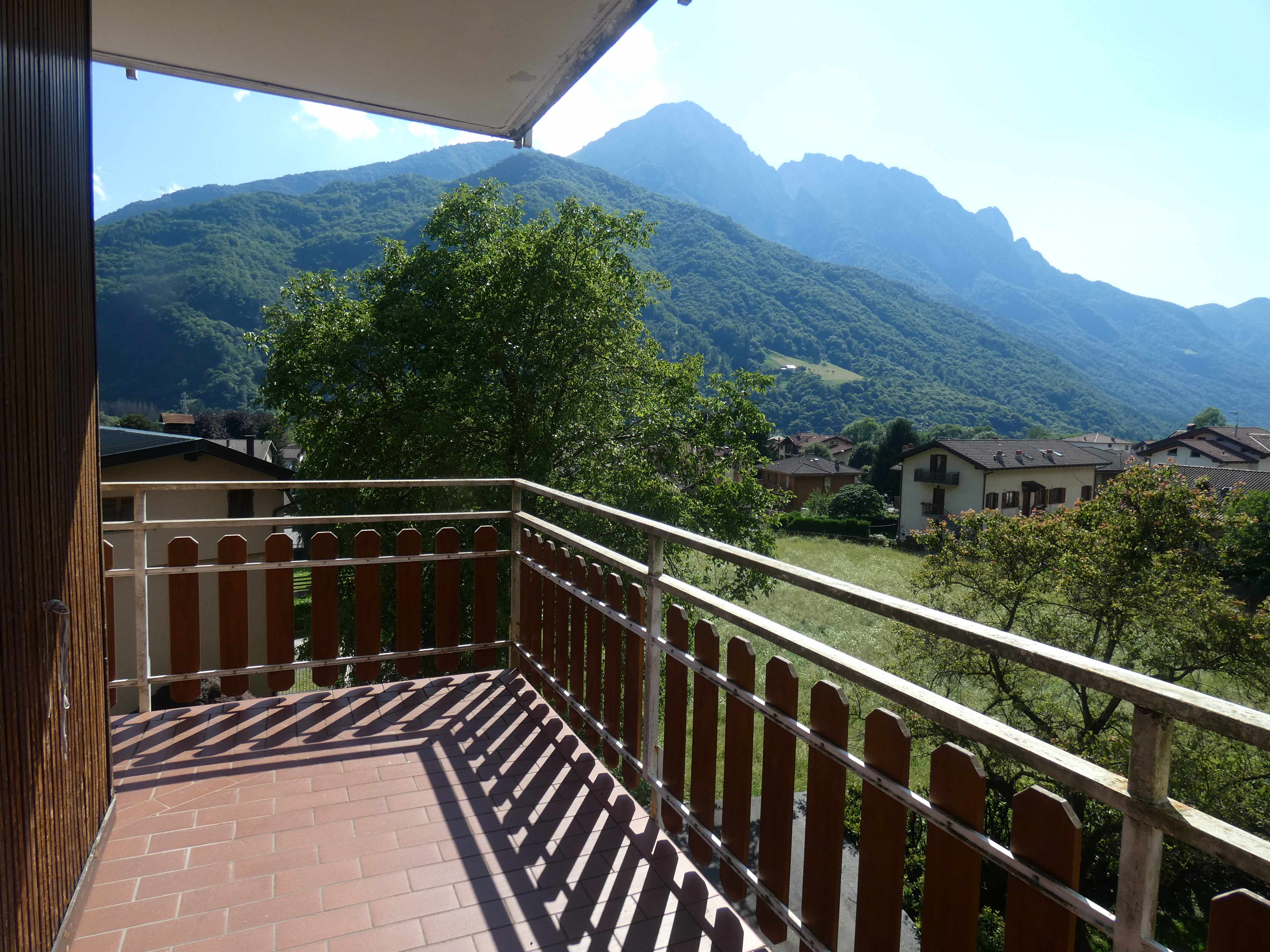 Introbio (LC) : Appartamento  con vista panoramica, cantina, box