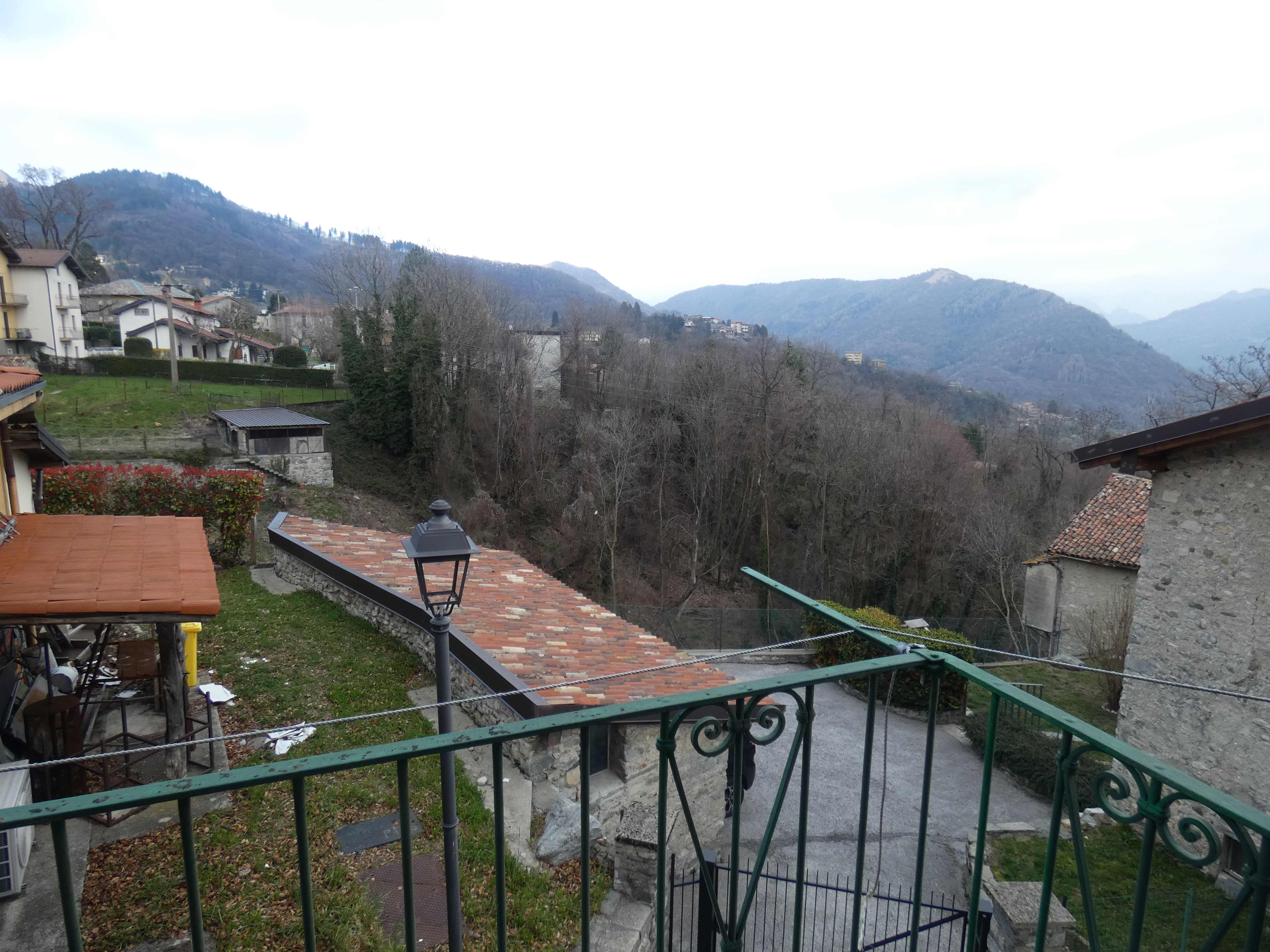 Caglio (Co) :  Appartamento con bella vista panoramica, box, giardinetto in centro paese
