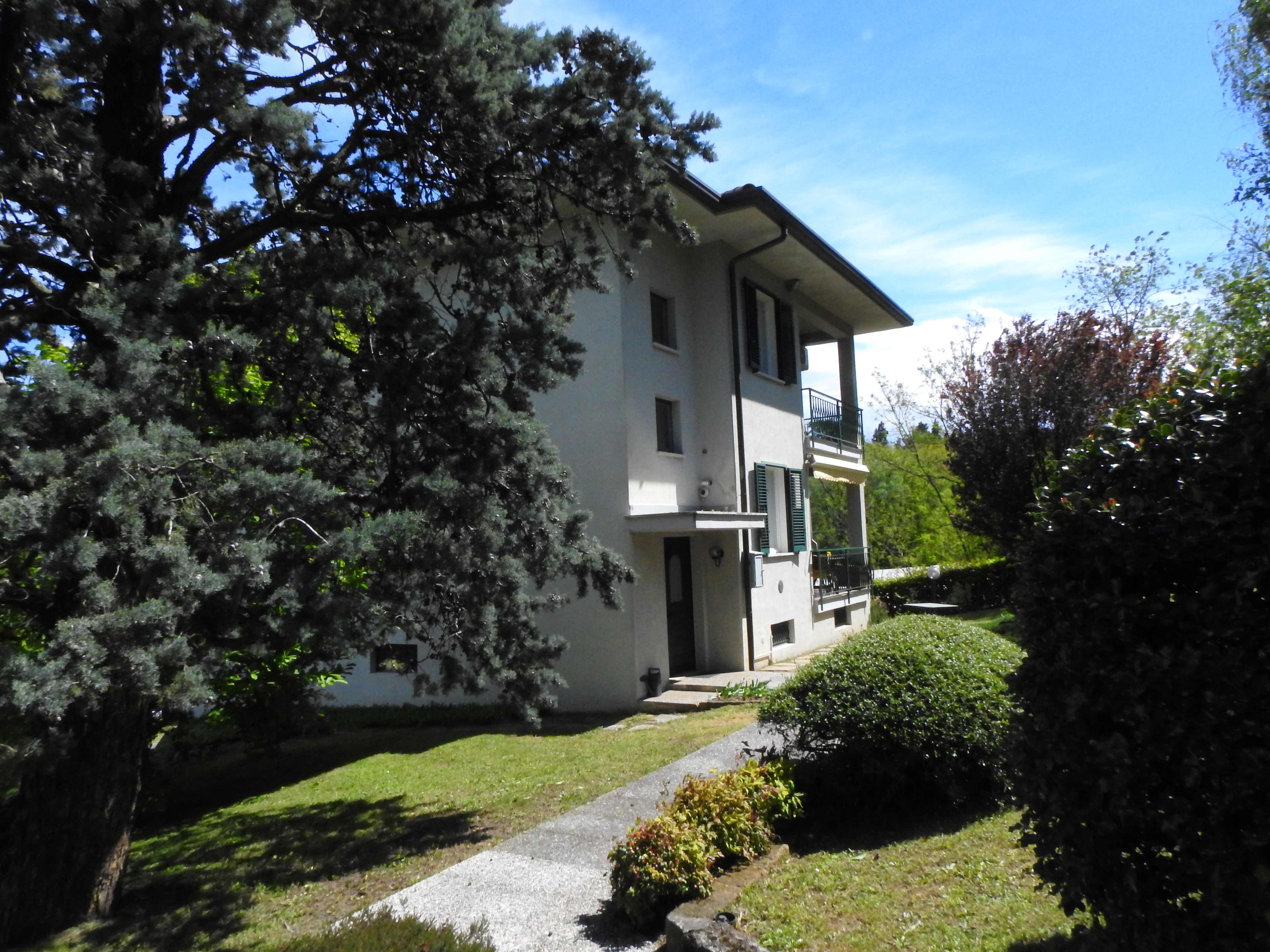 Barzago (LC): Casa indipendente con vista panoramica in area di interesse agricolo ambientale con ampio giardino