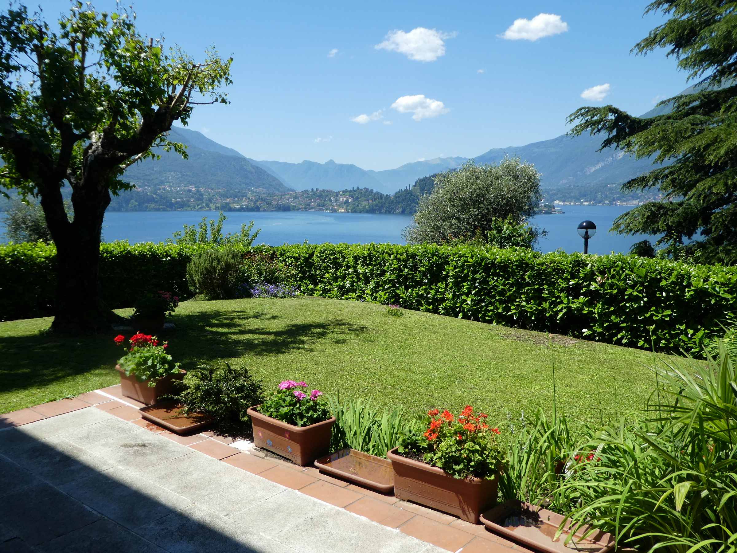 Varenna (Co): Appartamento con vista meravigliosa lago, giardino box. cantina.