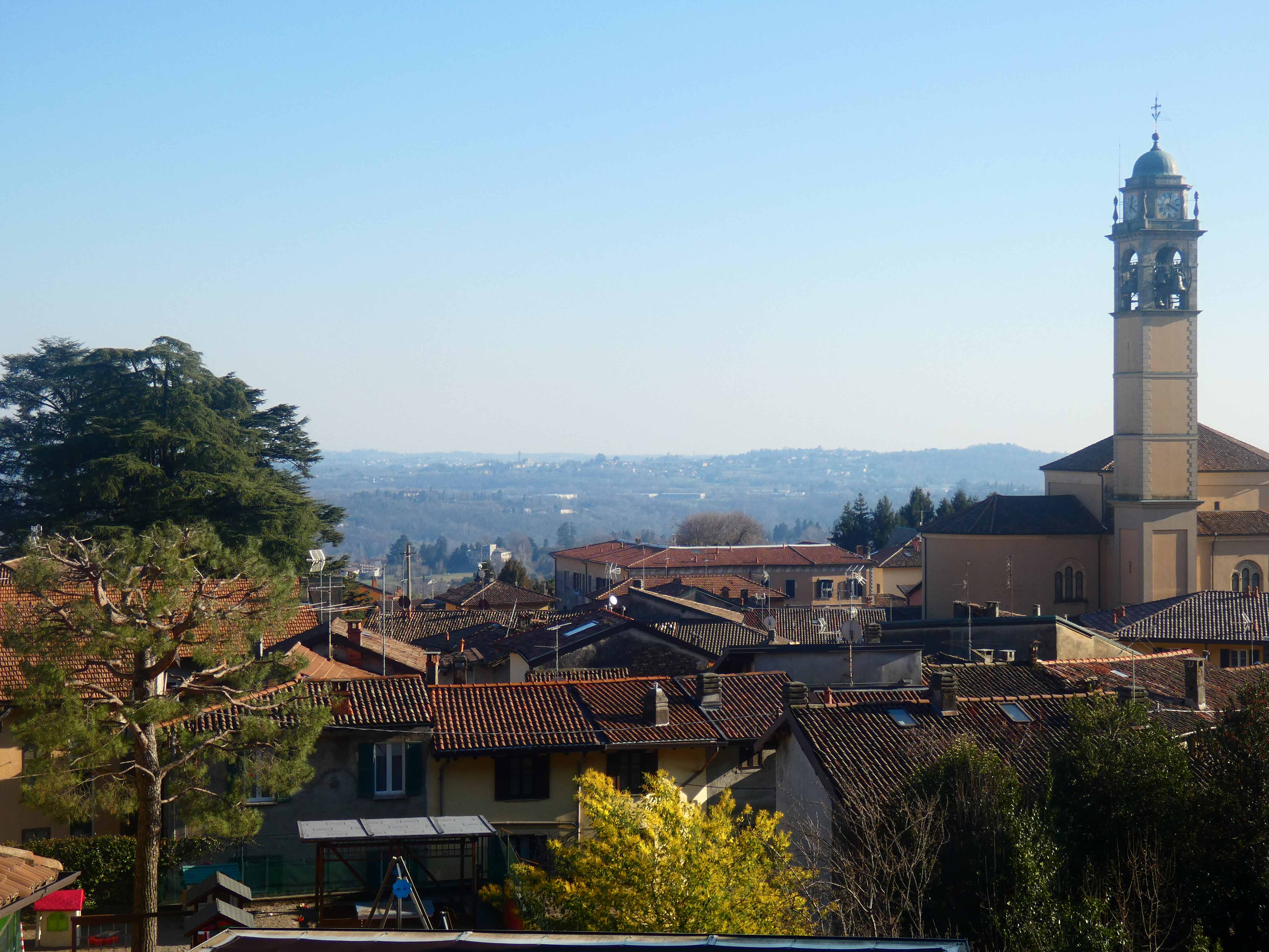 Albavilla (Co): Luminoso appartamento di ampia metratura con box / magazzino di 80 mq.