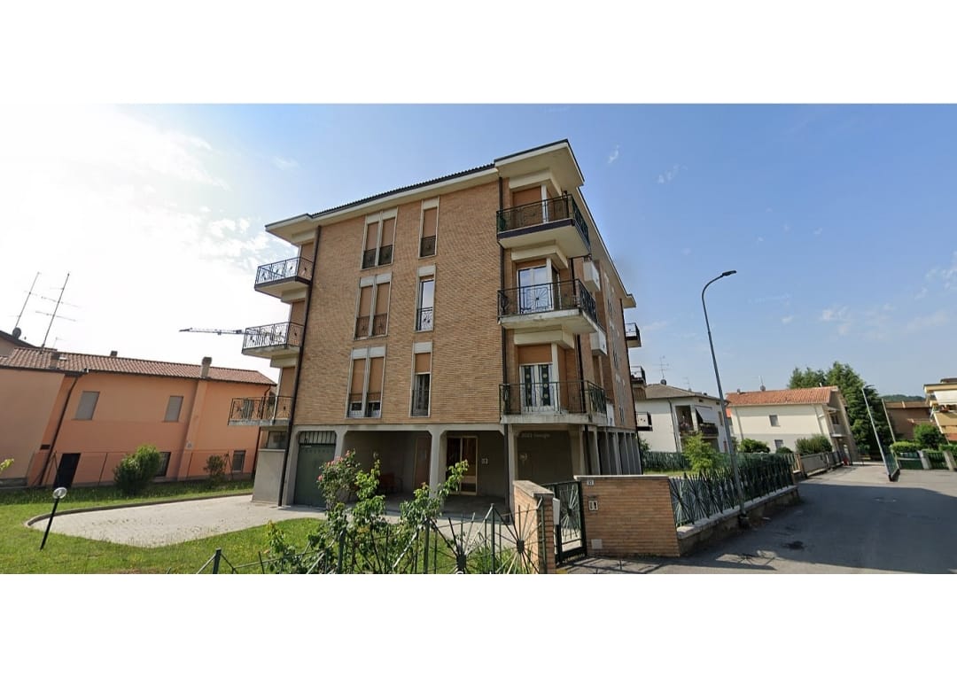 Alzate Brianza (Co) : : Luminoso ed ampio appartamento con vista panoramica, box 