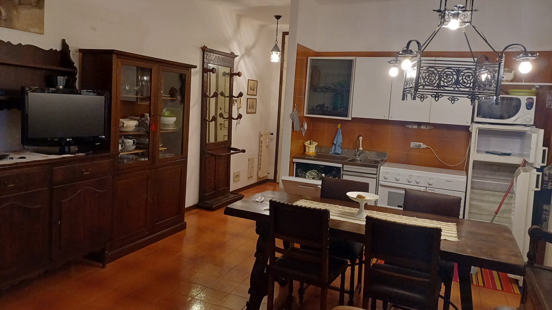 Moggio: Trilocale arredato con terrazza, posto cauto condominiale, cantina