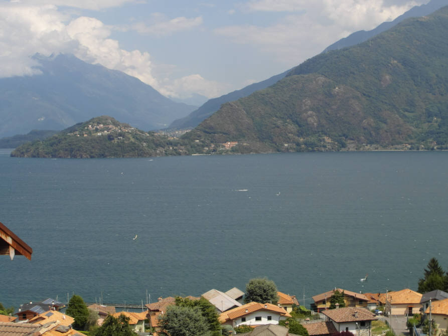 Pianello del Lario (Co) : Quadrilocale con incredibile vista lago, orto, cantina, magazzino.