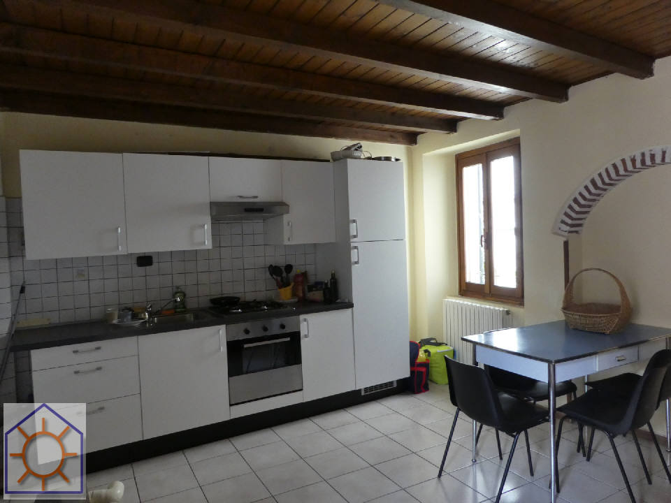 Como (Borghi): Appartamento arredato in zona semicentrale. Riscaldamento autonomo.