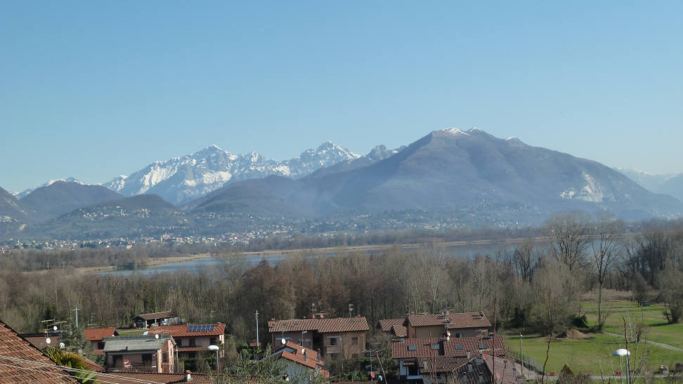 Alserio (Co) : Trilocale con box, + locale al piano interrato di 37 mq., cantina e box.